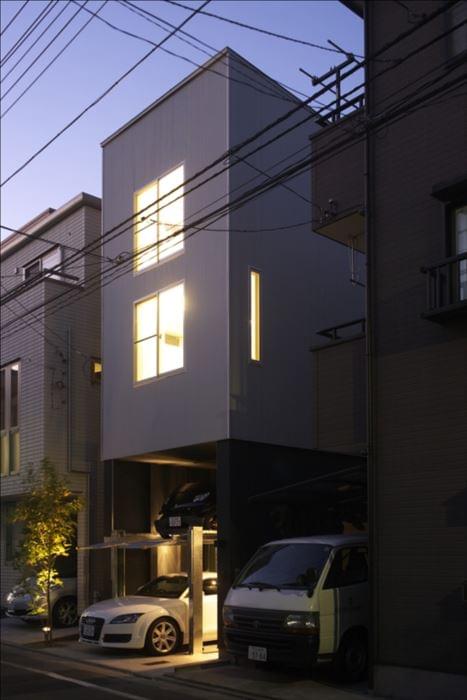 3階建てで⼗分な広さを⼿に⼊れた家